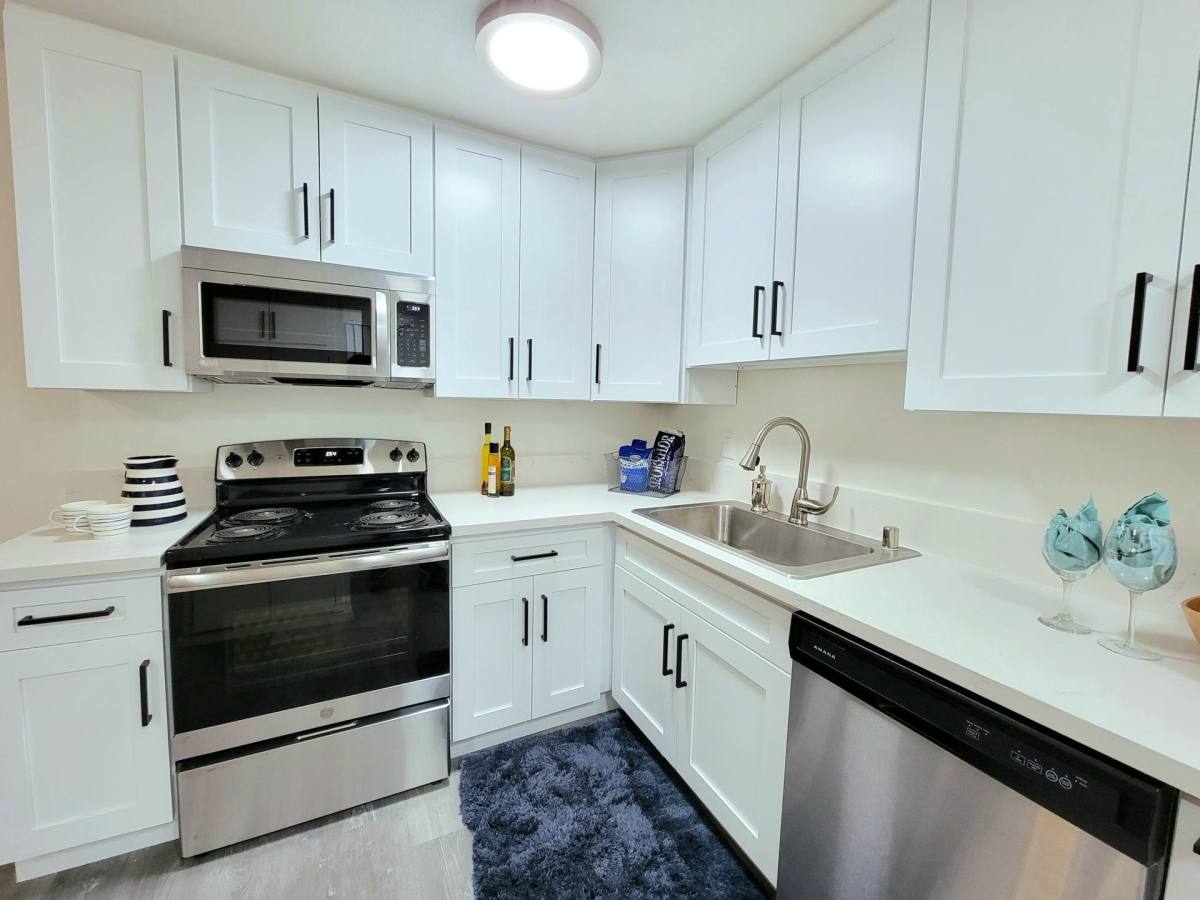 Apartment for rent at 18339-18347 Collins St, Tarzana, CA 91356