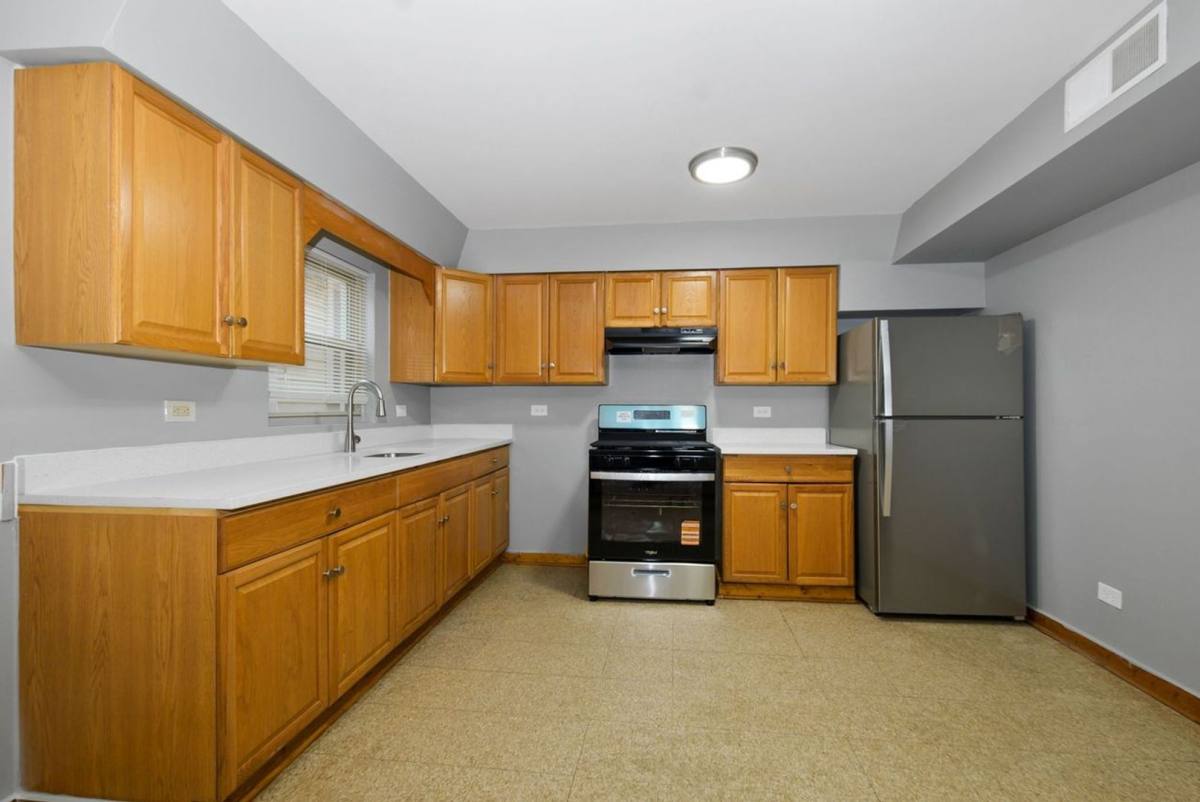 Apartment for rent at 4040 W 63rd St, Chicago, IL 60629