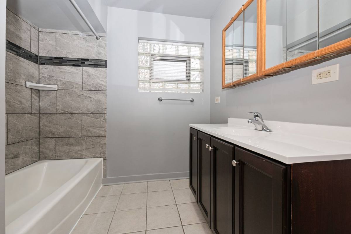 Apartment for rent at 4040 W 63rd St, Chicago, IL 60629