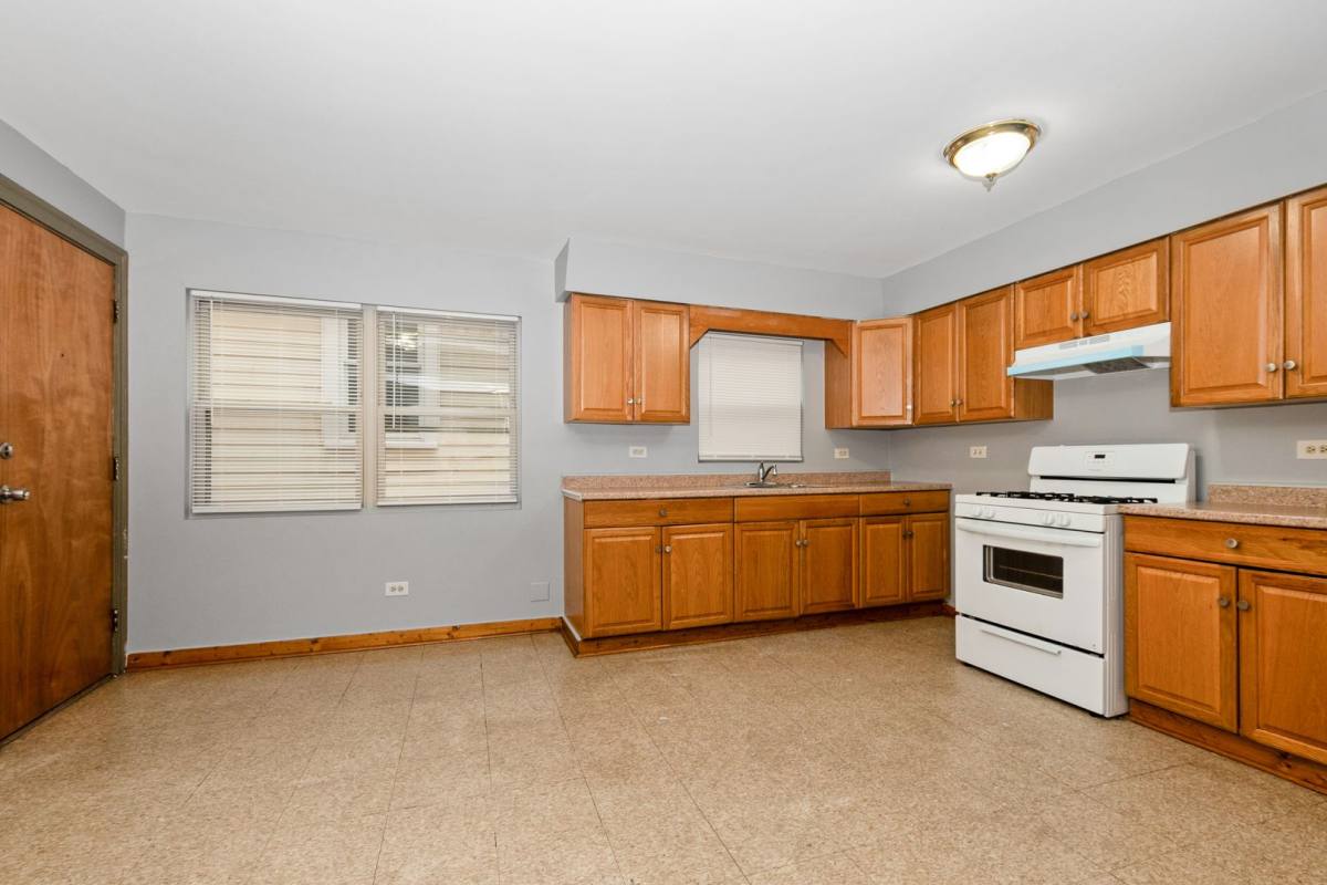Apartment for rent at 4040 W 63rd St, Chicago, IL 60629