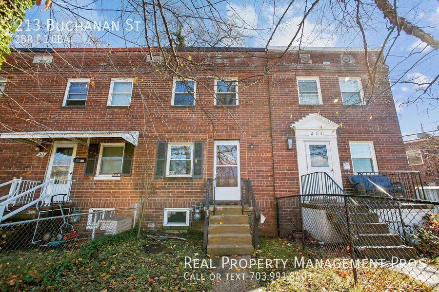 Townhouse for rent at 213 Buchanan St, Alexandria, VA 22314