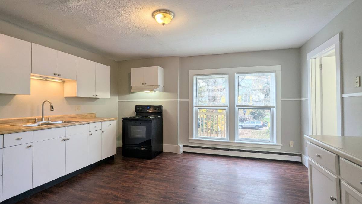 230 Main St, Winthrop, ME 04364