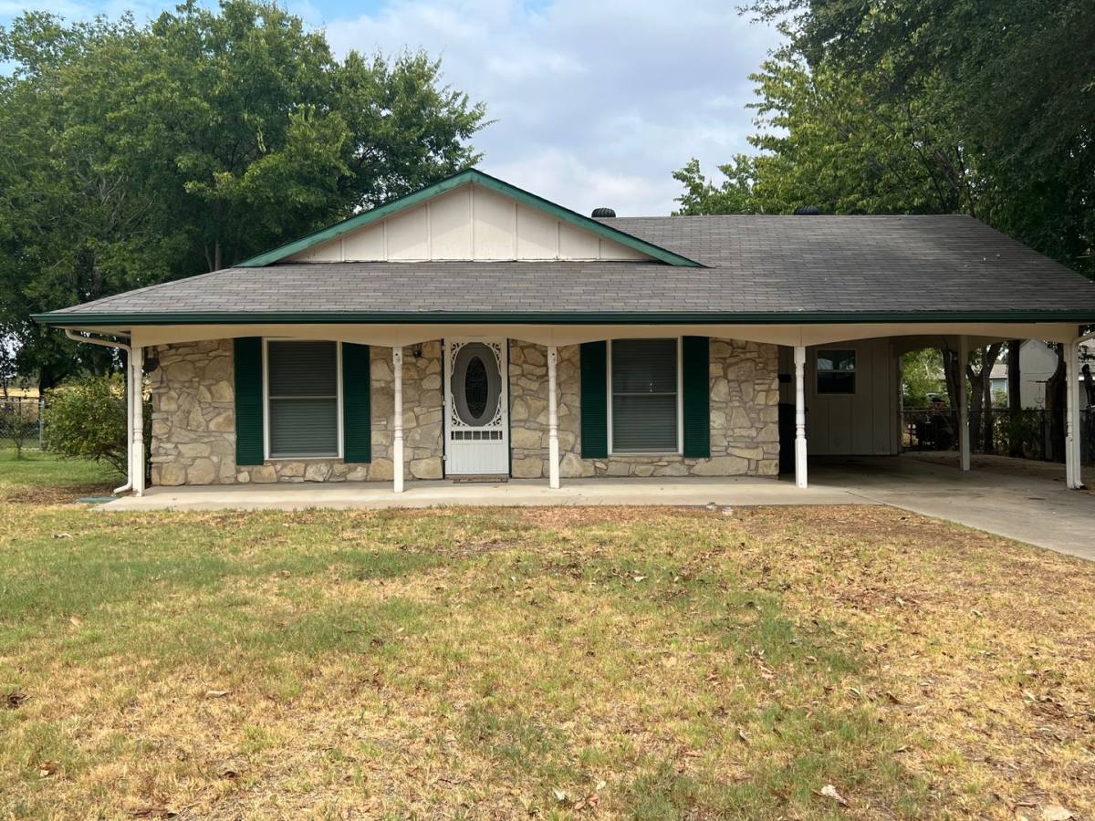 House for rent at 814 W Bridge St, Granbury, TX 76048