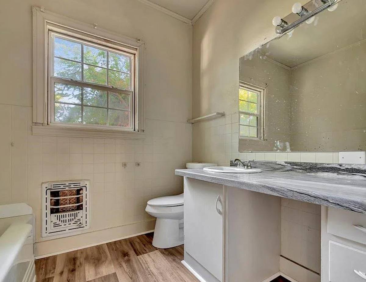 House for rent at 511 Woodlawn St, Henderson, TX 75652