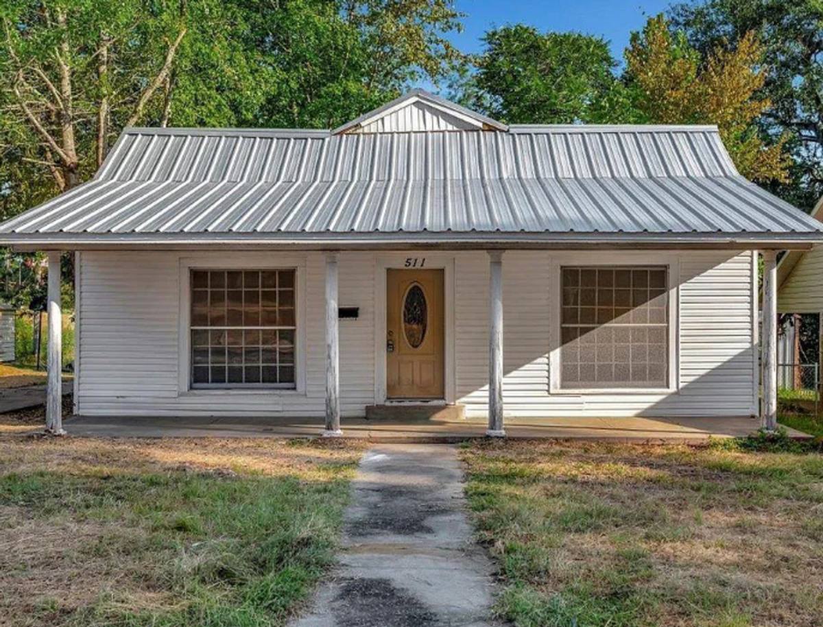 House for rent at 511 Woodlawn St, Henderson, TX 75652
