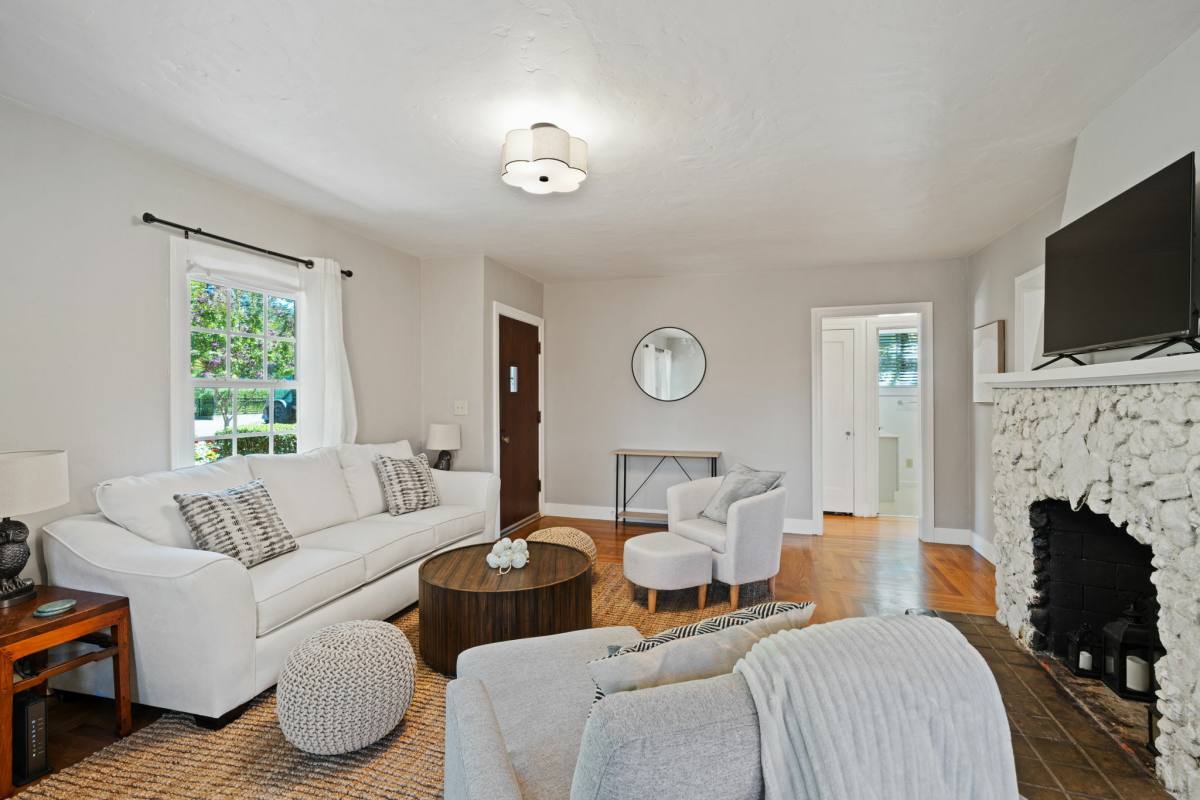 House for rent at 325 1st St, Healdsburg, CA 95448