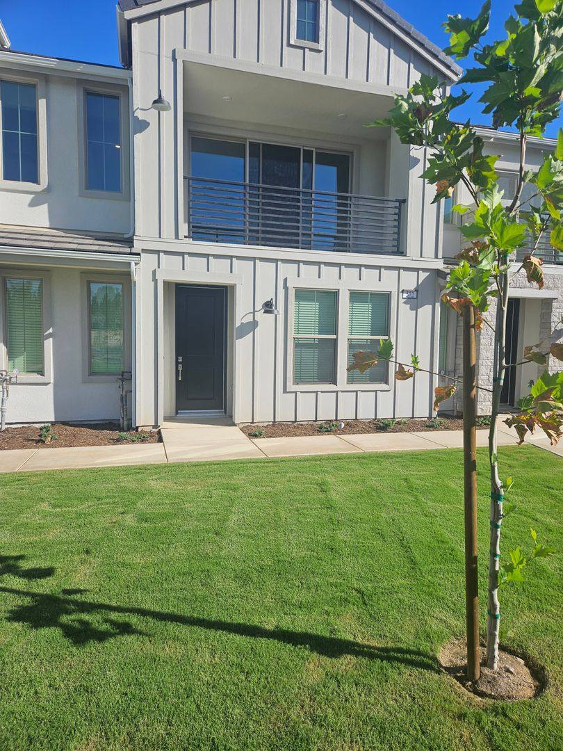 Townhouse for rent at 572 N Adler Lane, Clovis, CA 93611