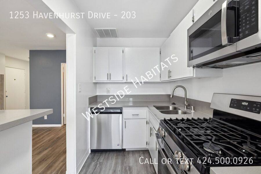 Apartment for rent at 1253 Havenhurst Dr, Los Angeles, CA 90046