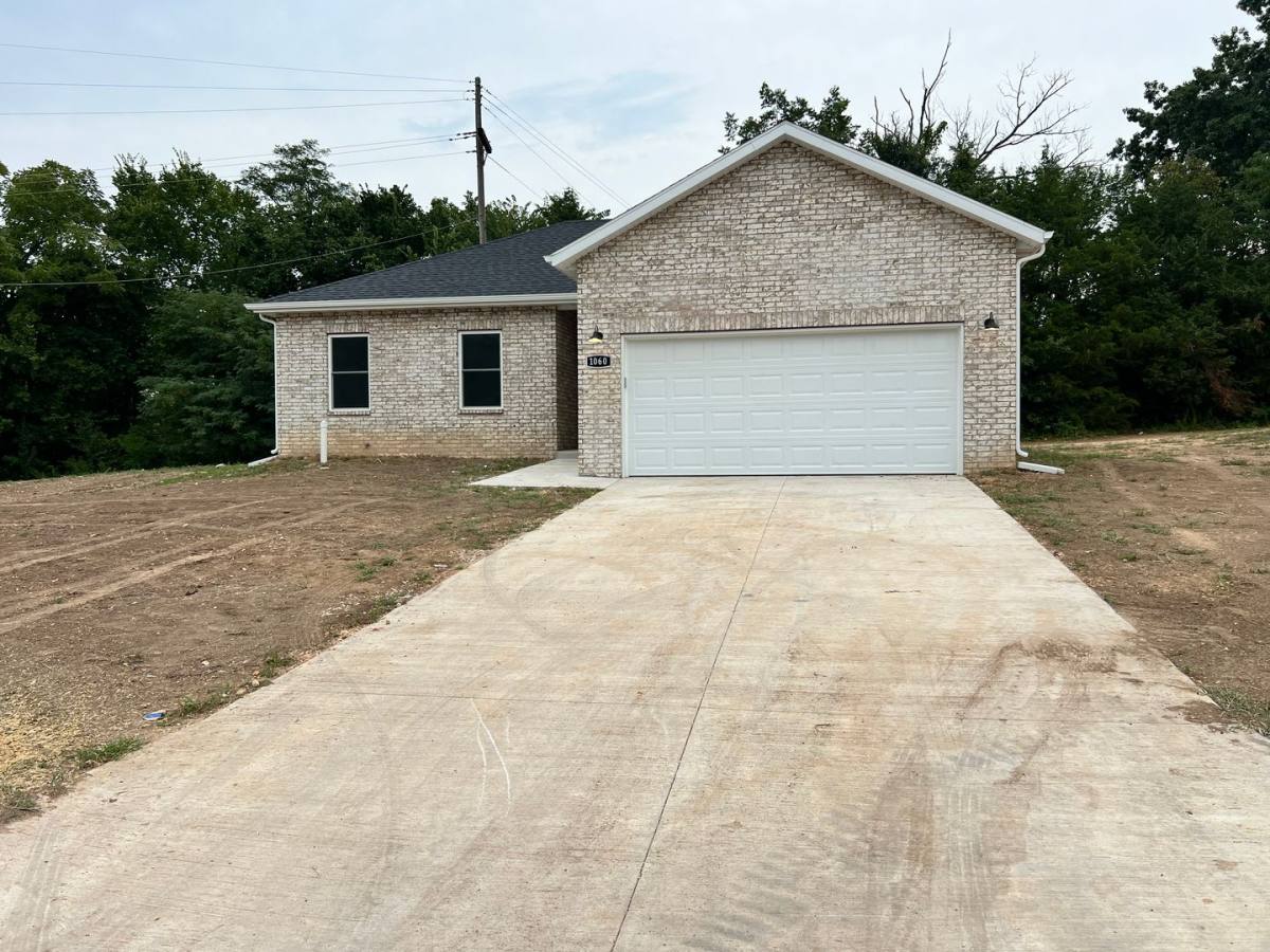 House for rent at 1060 S Mission Ave, Bolivar, MO 65613
