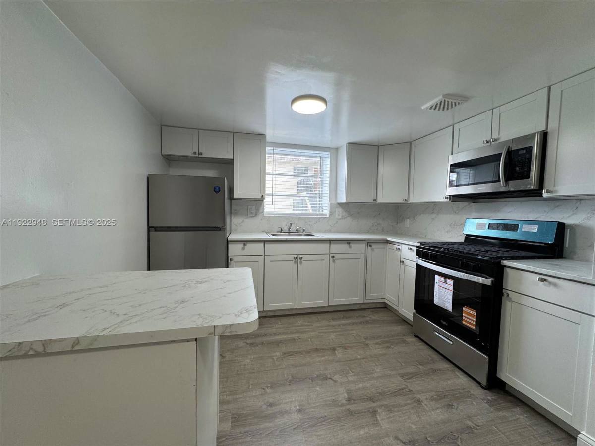 11950 NE 2nd Ave #102, Miami, FL 33161