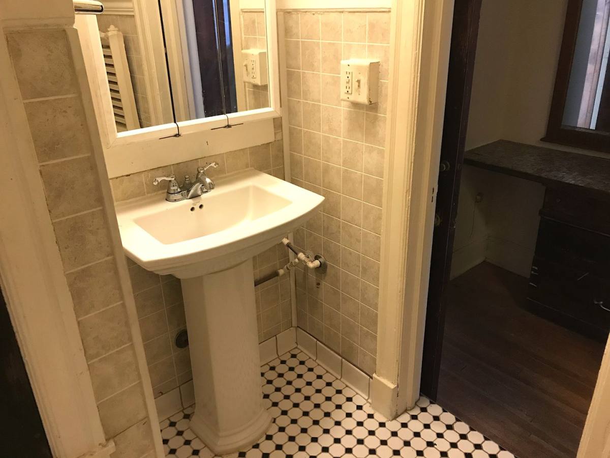 Apartment for rent at 527 40th St, Des Moines, IA 50312