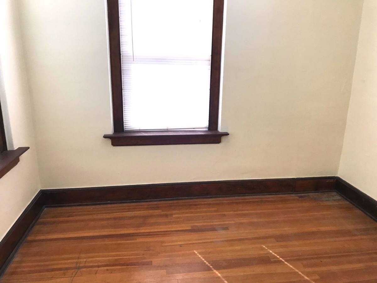 Apartment for rent at 527 40th St, Des Moines, IA 50312