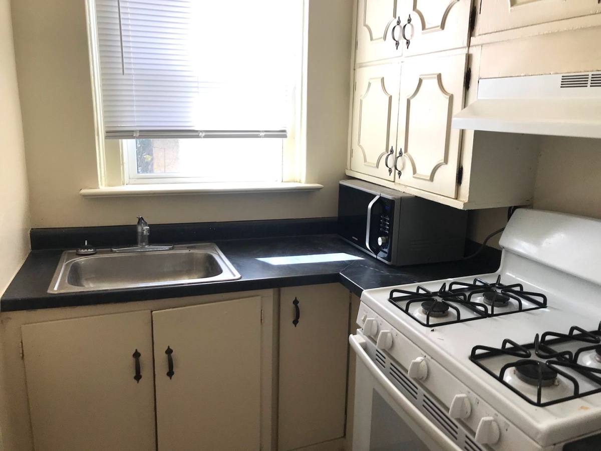 Apartment for rent at 527 40th St, Des Moines, IA 50312
