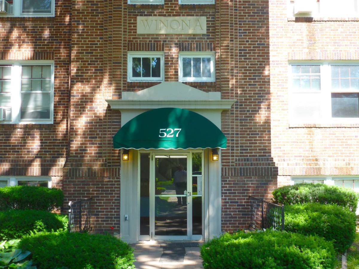Apartment for rent at 527 40th St, Des Moines, IA 50312
