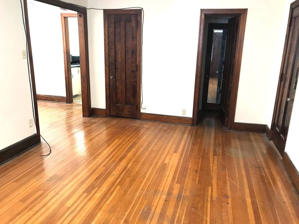 Apartment for rent at 527 40th St, Des Moines, IA 50312