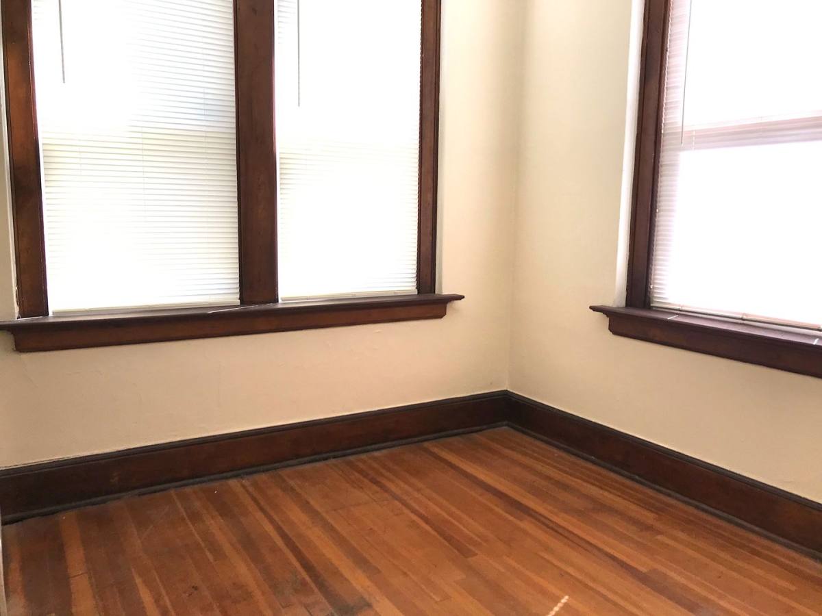 Apartment for rent at 527 40th St, Des Moines, IA 50312