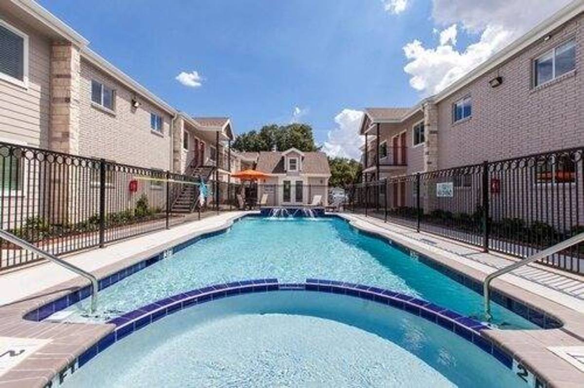 Apartment for rent at 2006 W 43rd, Houston, TX 77018
