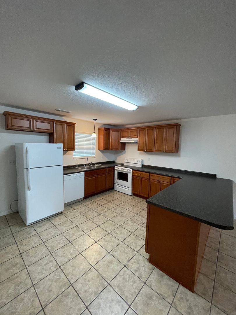 900 Maple Dr, Vidalia, GA 30474