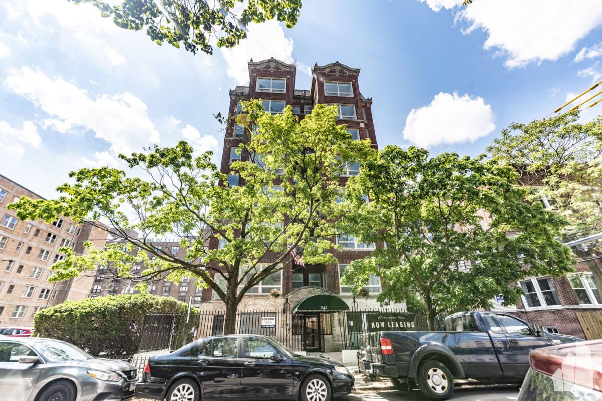 Apartment for rent at 941 W Carmen Ave #108, Chicago, IL 60640