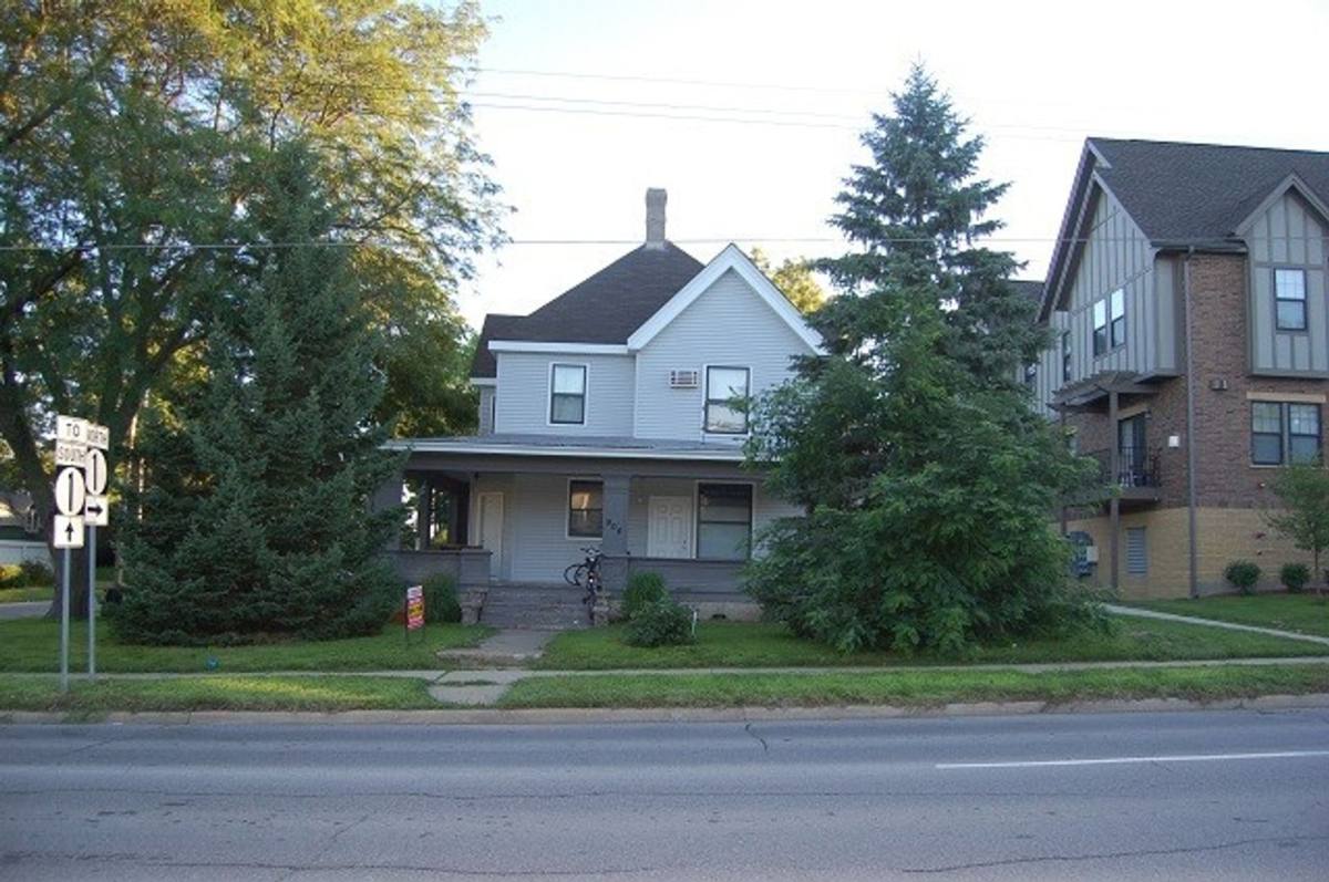 Apartment for rent at 906 E Burlington St, Iowa City, IA 52240