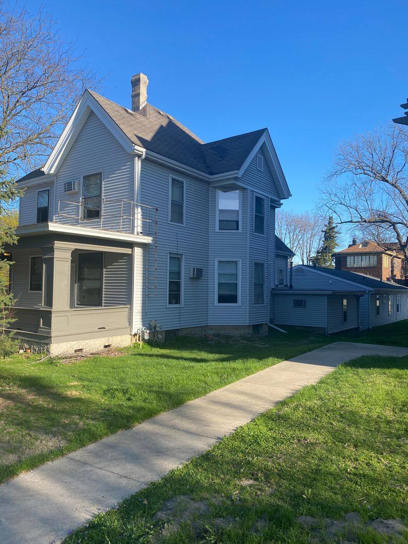 Apartment for rent at 906 E Burlington St, Iowa City, IA 52240