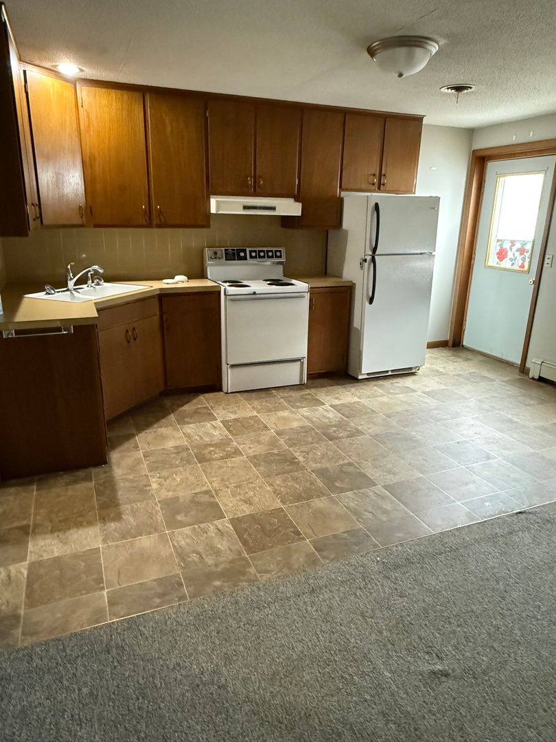 Apartment for rent at 806 Jefferson St, Pella, IA 50219