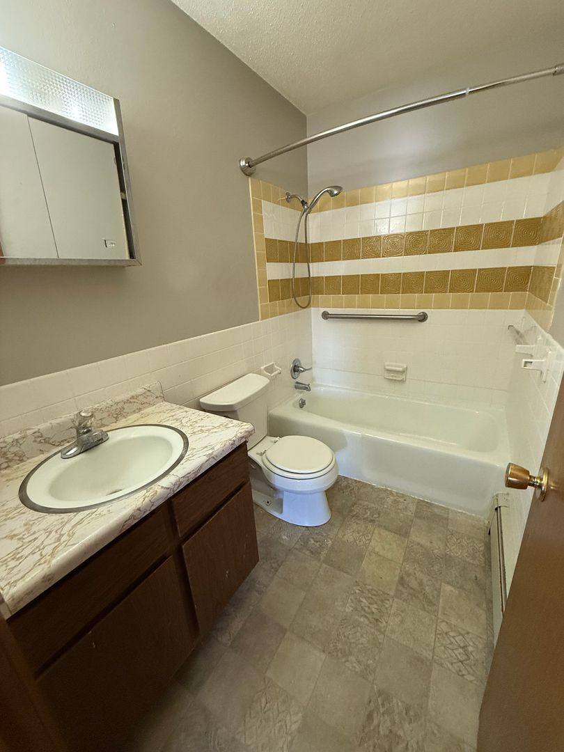 Apartment for rent at 806 Jefferson St, Pella, IA 50219