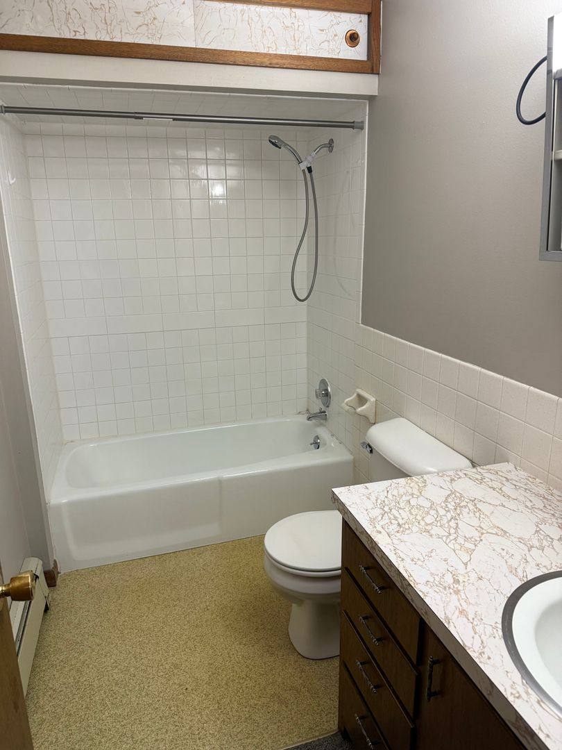 Apartment for rent at 806 Jefferson St, Pella, IA 50219