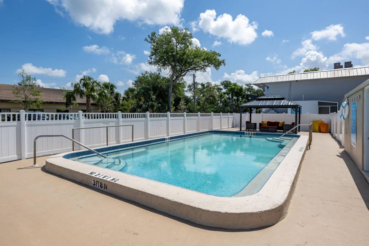 Apartment for rent at 1860-1872 Phillippi Shores Dr, Sarasota, FL 34231
