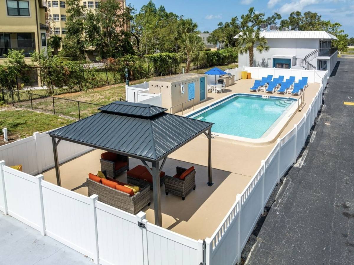 Apartment for rent at 1860-1872 Phillippi Shores Dr, Sarasota, FL 34231