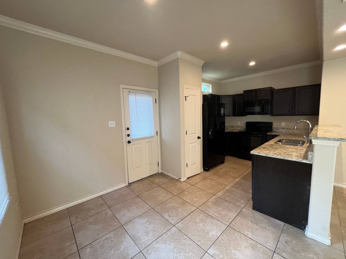 Townhouse for rent at 7034 Lakeview Dr, San Antonio, TX 78244