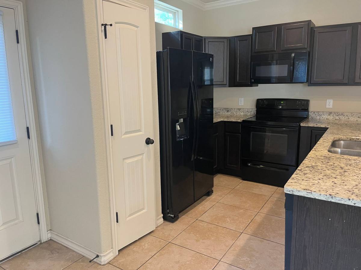 Townhouse for rent at 7034 Lakeview Dr, San Antonio, TX 78244