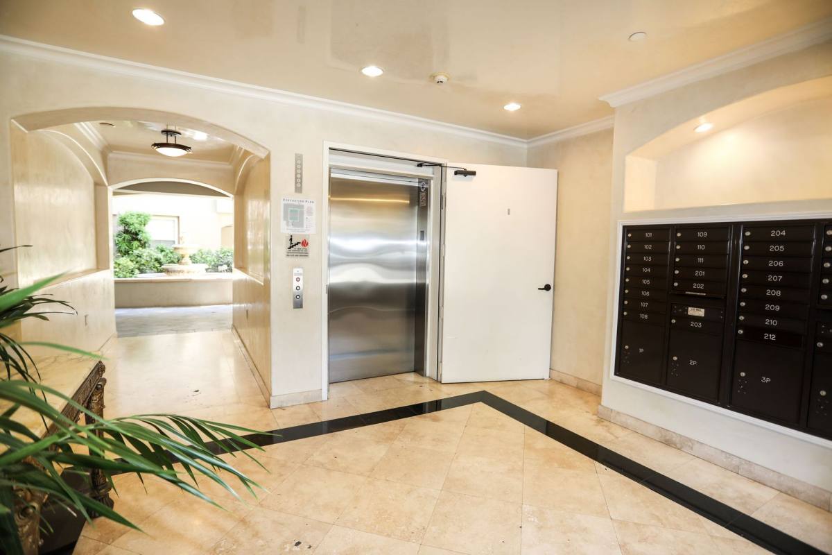 Apartment for rent at 10620 Whipple St, North Hollywood, CA 91602