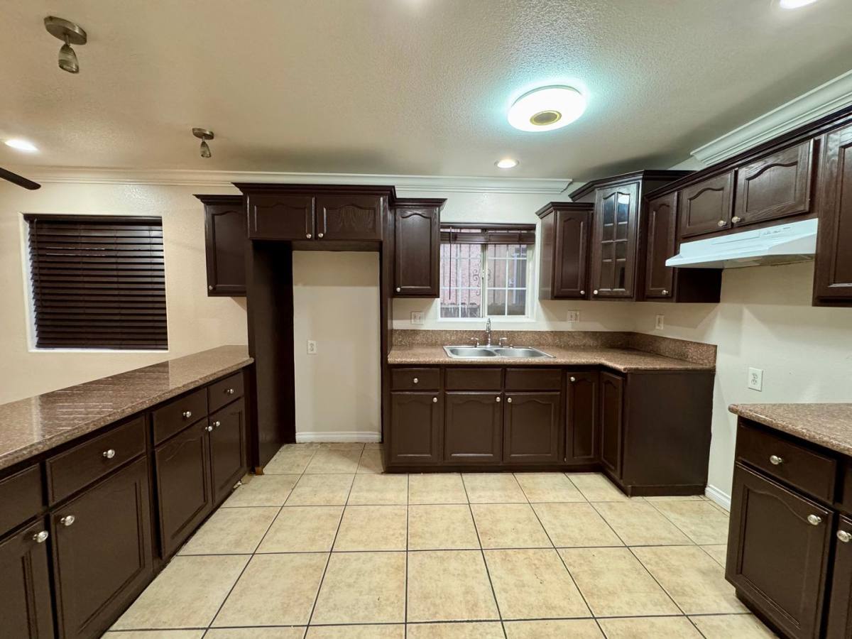 Townhouse for rent at 10524 S Avalon Blvd, Los Angeles, CA 90003