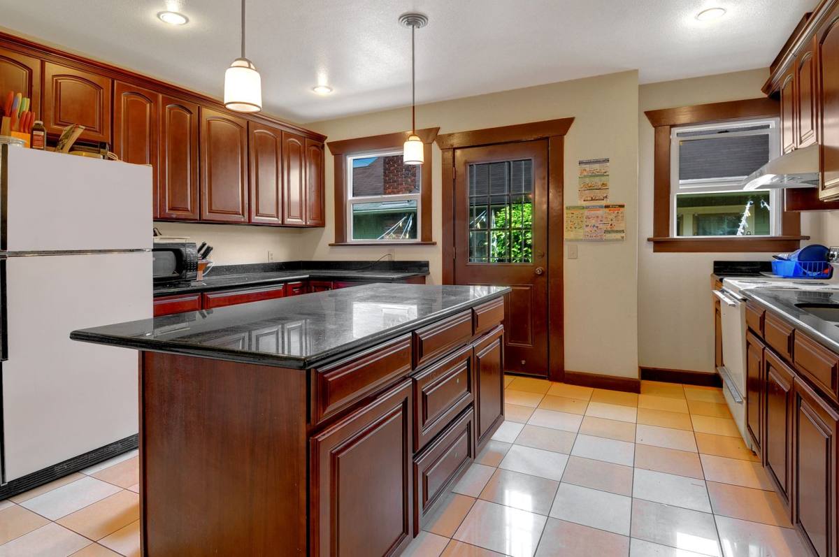 Apartment for rent at 5632 11th Ave NE, Seattle, WA 98105