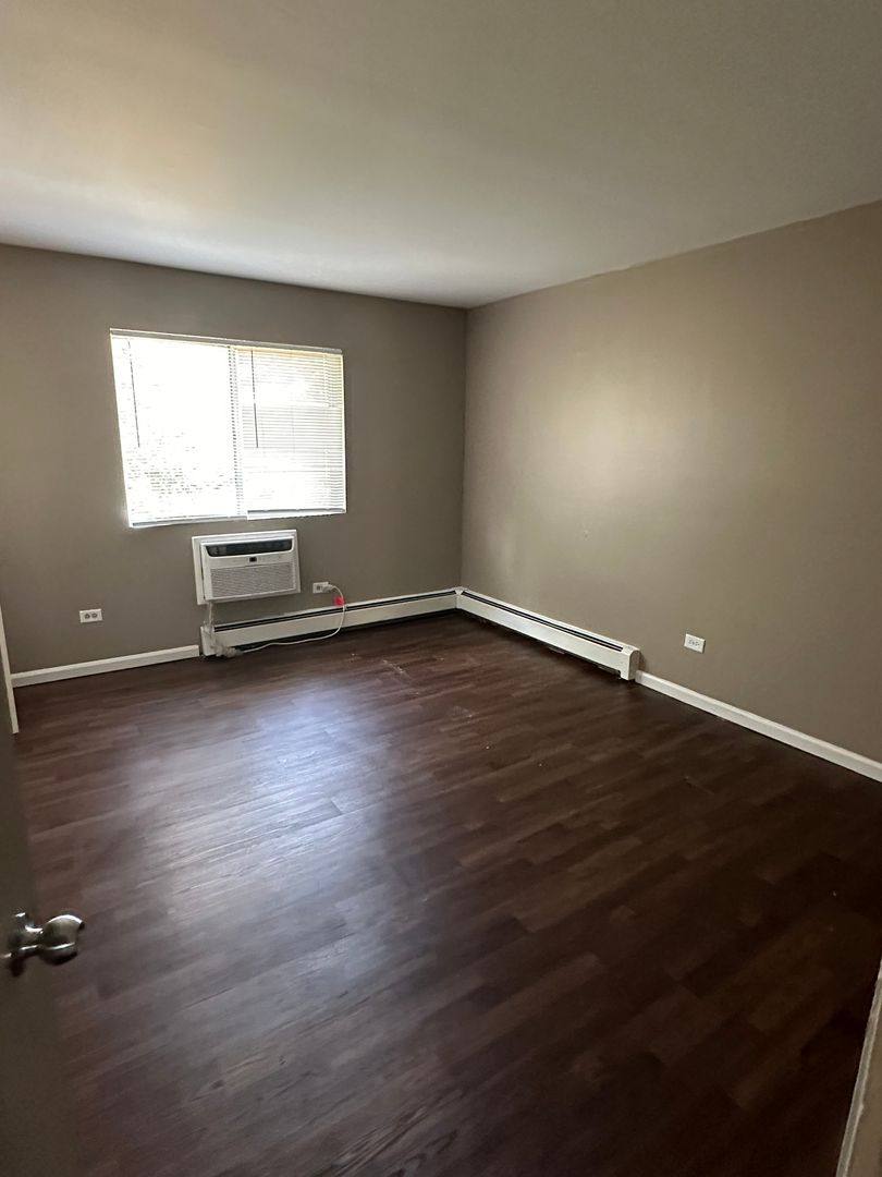 Apartment for rent at 2318 W Nichols Rd, Arlington Heights, IL 60004