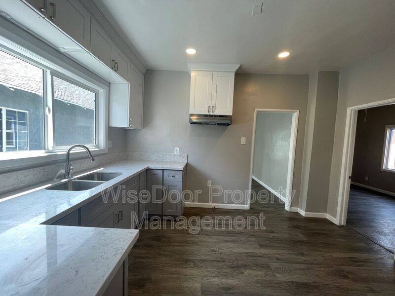 Apartment for rent at 155 W 43rd St #155, Los Angeles, CA 90037