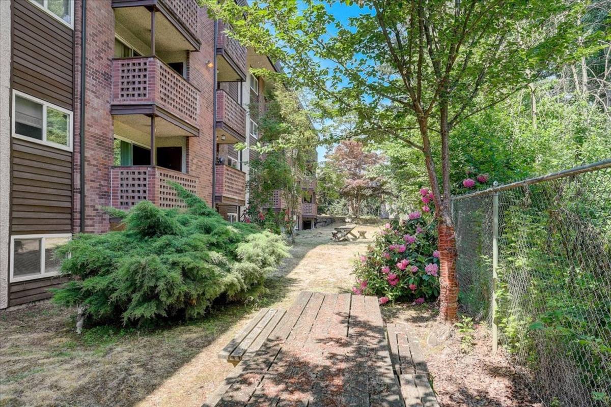 Apartment for rent at 818 NE 106th St, Seattle, WA 98125