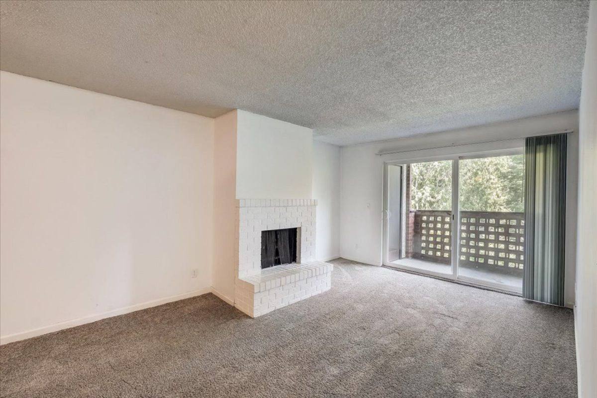 Apartment for rent at 818 NE 106th St, Seattle, WA 98125