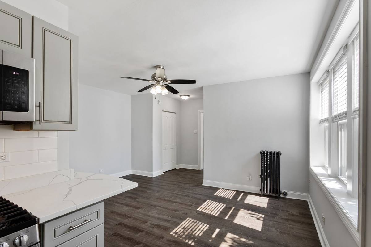 Apartment for rent at 1521 W Sherwin Ave, Chicago, IL 60626