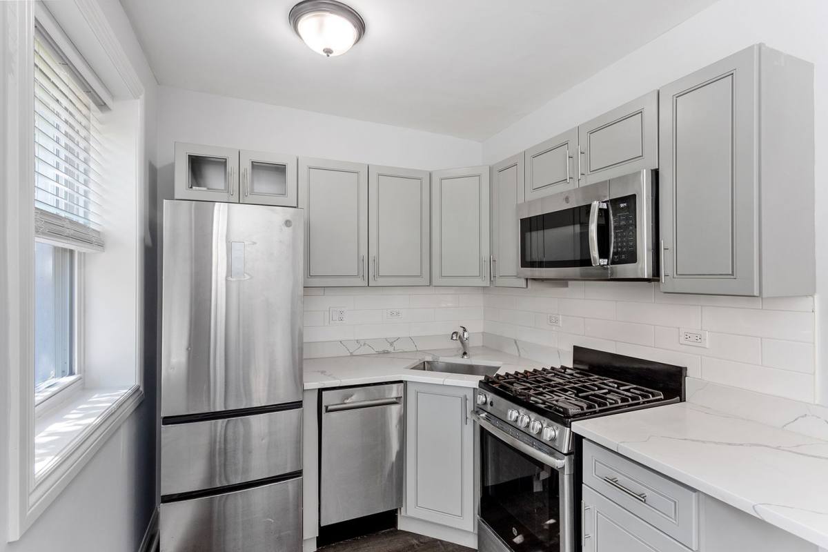 Apartment for rent at 1521 W Sherwin Ave, Chicago, IL 60626