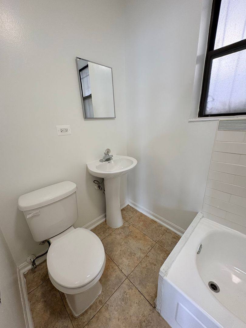 Apartment for rent at 4946 W Adams, Chicago, IL 60644