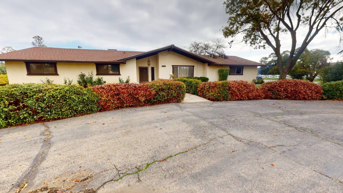 House for rent at 827 N Armstrong Ave, Clovis, CA 93611