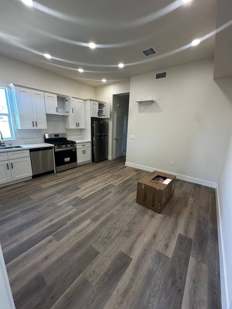 Apartment for rent at 1015 21st St, Los Angeles, CA 90007