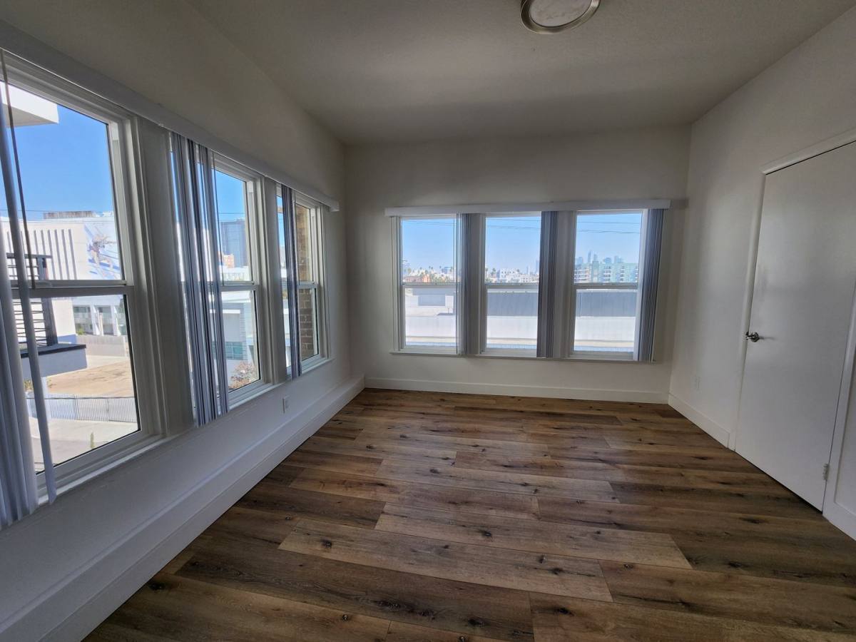 Apartment for rent at 750 S Mariposa, Los Angeles, CA 90005