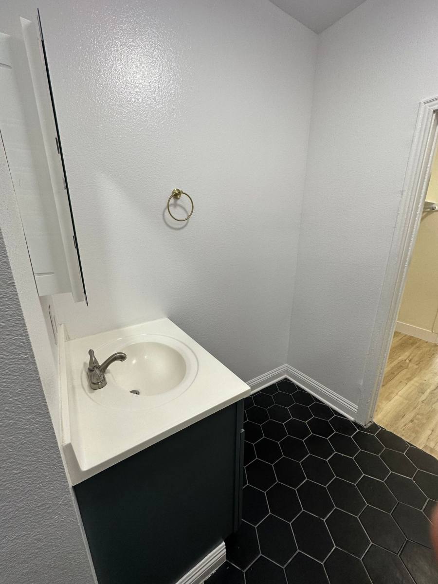 Apartment for rent at 750 S Mariposa, Los Angeles, CA 90005