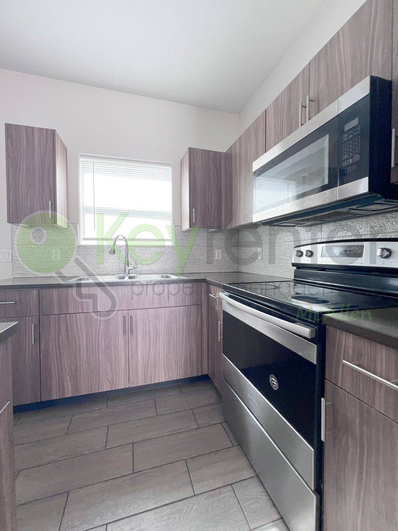 Townhouse for rent at 1609 W Cortlandt St, Edinburg, TX 78541