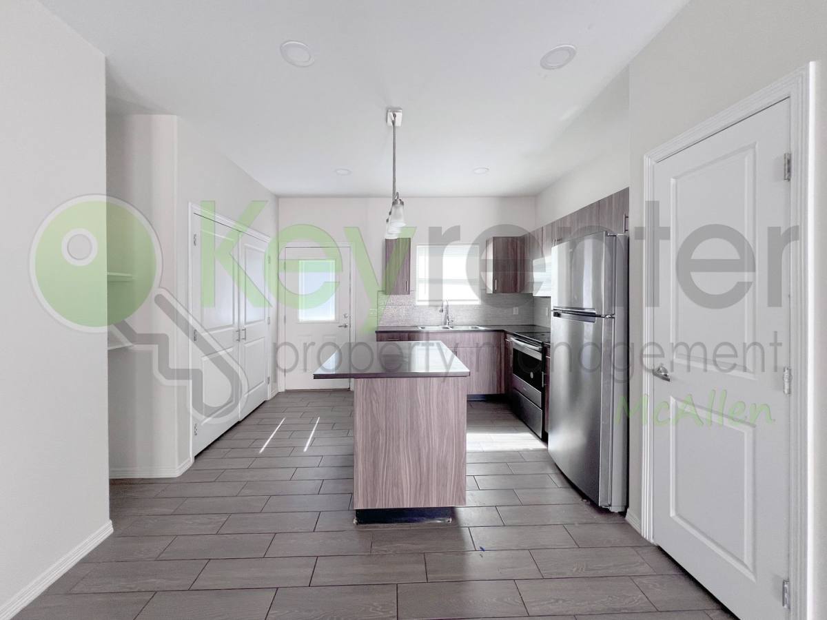 Townhouse for rent at 1609 W Cortlandt St, Edinburg, TX 78541