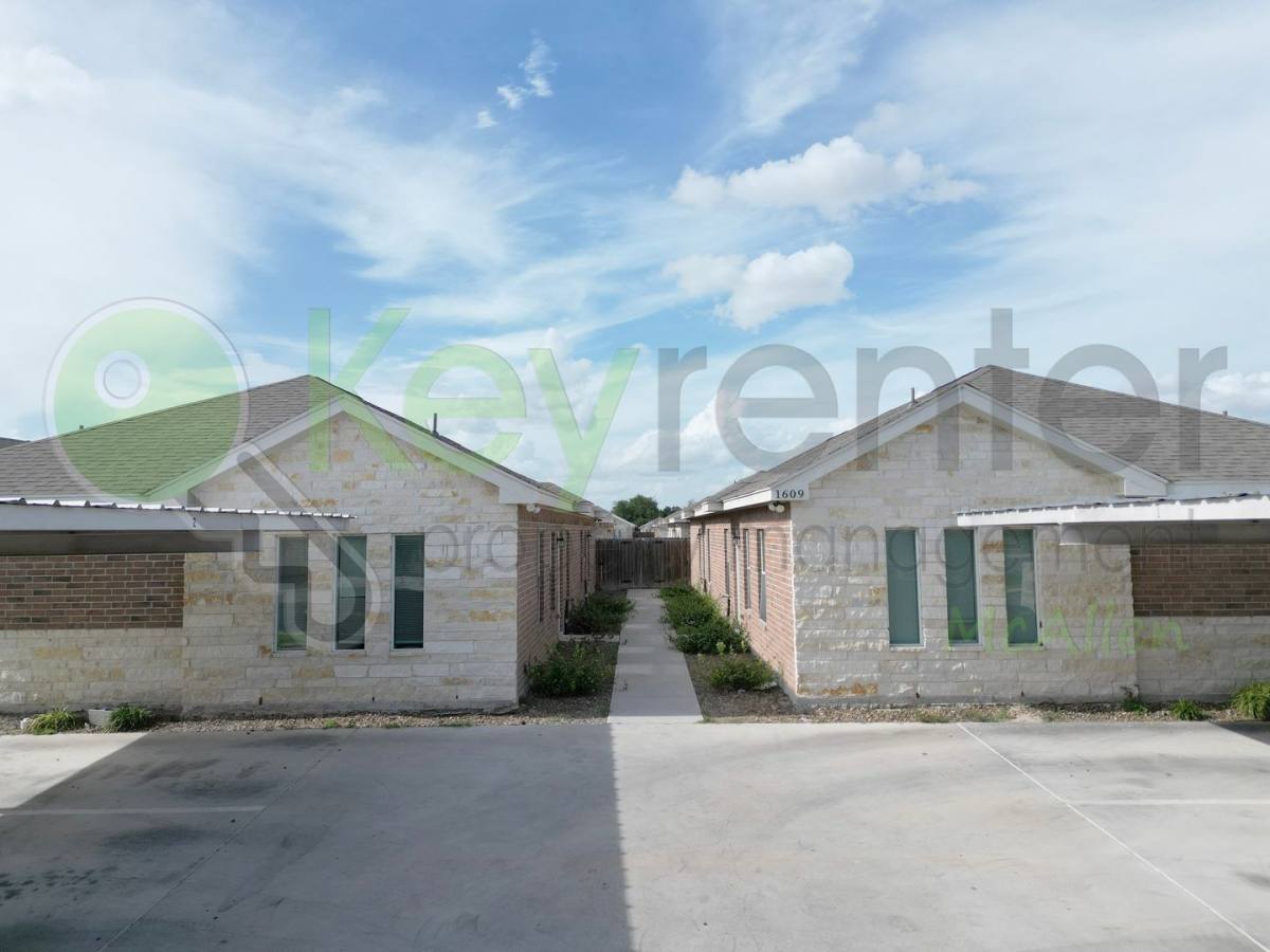 Townhouse for rent at 1609 W Cortlandt St, Edinburg, TX 78541