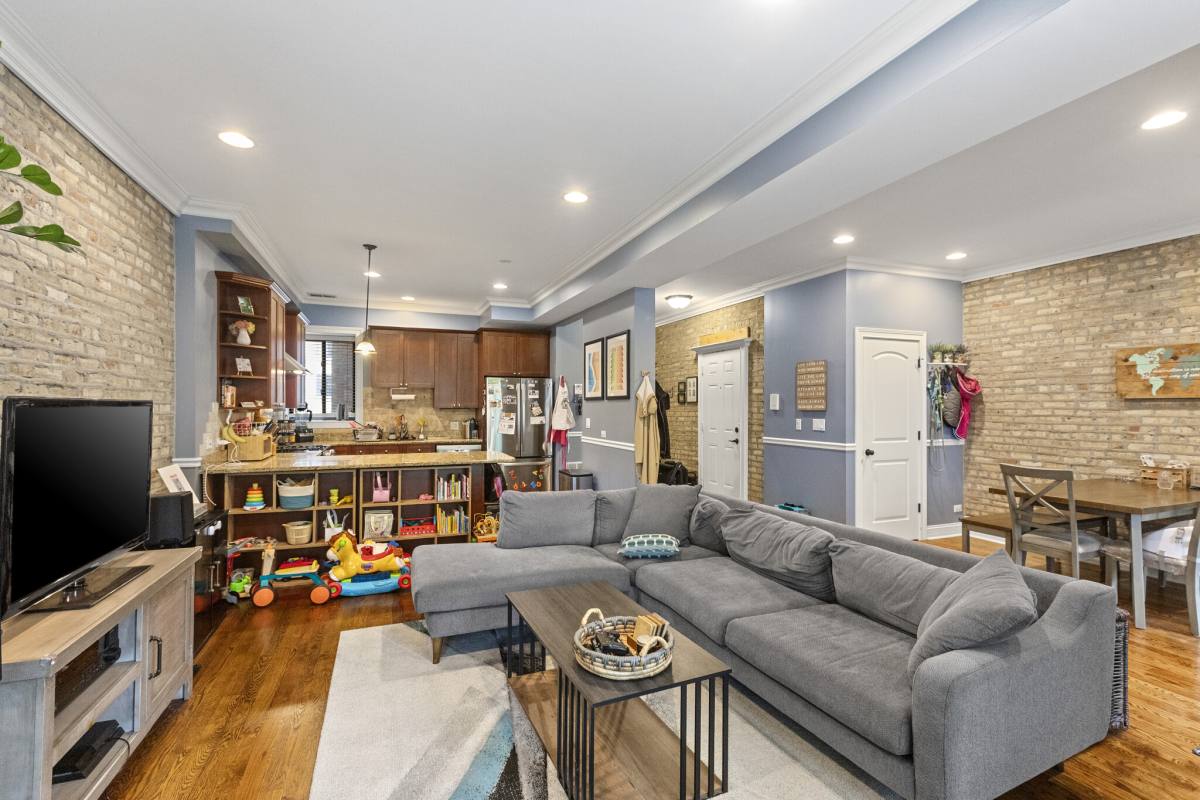 Condo for rent at 5219 Winthrop #2, Chicago, IL 60640